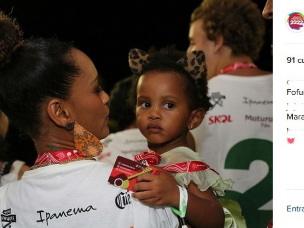 Tais Araújo com a filha em camarote de Salvador. Bahia (Foto: Reprodução / Instagram)