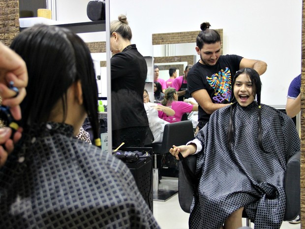 Ansiosa, Maria foi uma das 700 pessoas que doaram cabelo para campanha 'Seu cabelo tem mais força' (Foto: Jamile Alves/G1 AM)