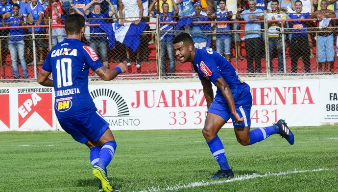 Alisson comemora gol com Arrascaeta (Foto: Leonardo Morais/Light Press/Cruzeiro)