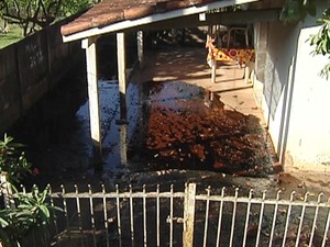 Casa atingida por caramelo foi interditada pela Defesa Civil (Foto: Reprodução / TV Tem) Casa atingida por caramelo foi interditada pela Defesa Civil (Foto: Reprodução / TV Tem)