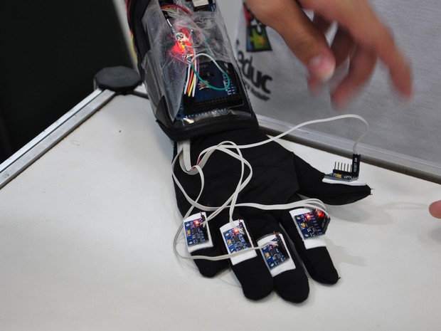 Luva está equipada com sensores nas pontas dos dedos (Foto: Everson Teodoro da Silva/ G1)