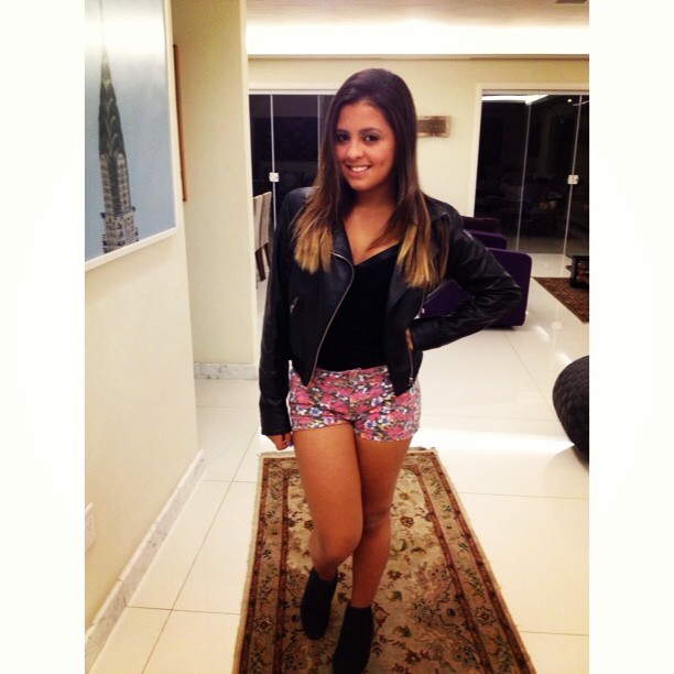 Dani Favatto, filha de Romário, usa short curtinho e florido para noitada (Foto: Instagram)