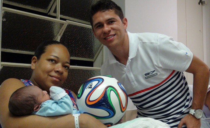Osvaldo dá a recém-nascidos a bola Brazuca em maternidade de São Paulo (Foto: Cassio Barco)