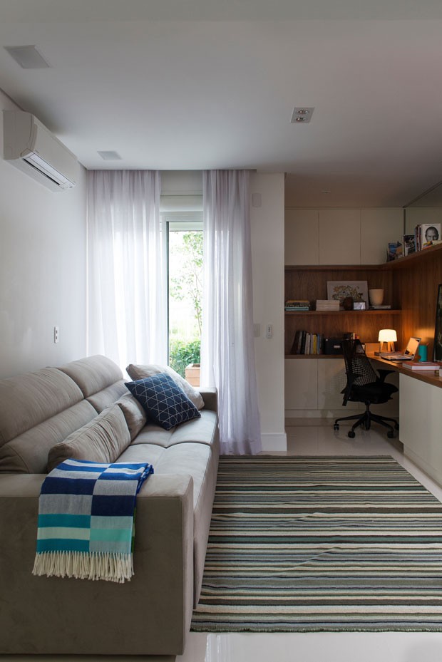 Apartamento com horta e cozinha ampla celebra o convívio (Foto: Manu Oristanio/Divulgação) Apartamento com horta e cozinha ampla celebra o convívio (Foto: Manu Oristanio/Divulgação)