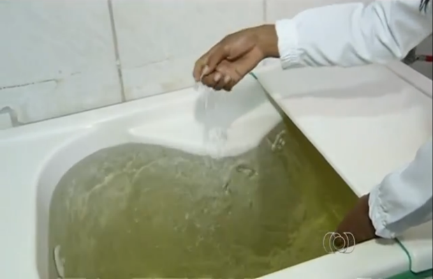Moradores de Campinorte processaram Saneago por má qualidade da água Goiás (Foto: Reprodução/TV Anhanguera)