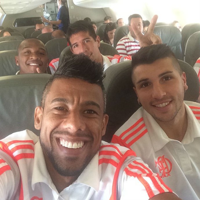 Léo Moura registra selfie com jogadores do Fla em voo (Foto: Reprodução/Instagram)