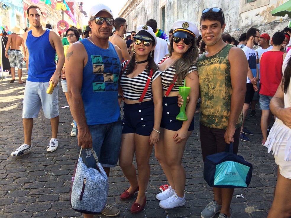 Grupo carregou sacolas com latas e garrafas nas ladeiras do Sítio Histórico de Olinda (Foto: Lorena Andrade/ G1)