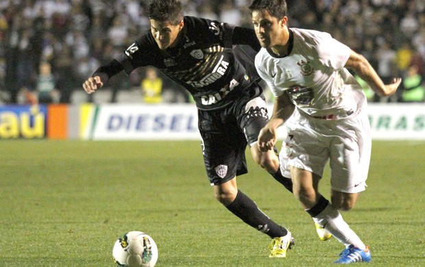 Martinez, figueirense e Corinthians (Foto: Rubens Flores / Agência Estado)