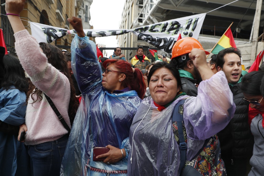 Opositores de Evo Morales comemoram renúncia do presidente neste domingo (10) nas ruas de La Paz — Foto: Juan Karita/AP