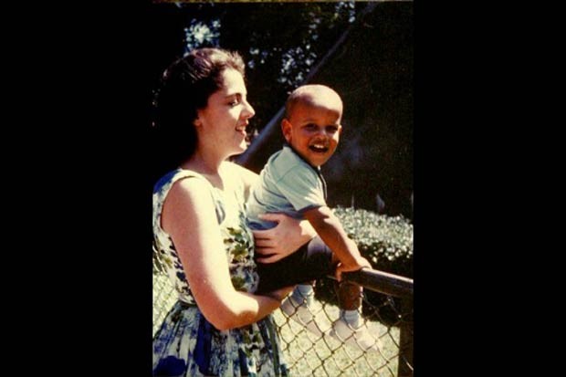 Barack Obama é visto no colo da mãe, Stanley Ann Dunham, em foto divulgada para celebrar o Dia das Mães em maio do ano passado (Foto: Divulgação/Casa Branca)