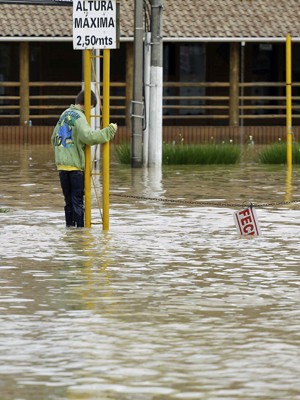 Criança em rua alagada no centro da cidade de Rio do Sul, no Vale do Itajaí, em Santa Catarina, nesta segunda-feira (23). (Foto: Nelson Antoine/Fotoarena/Estadão Conteúdo)