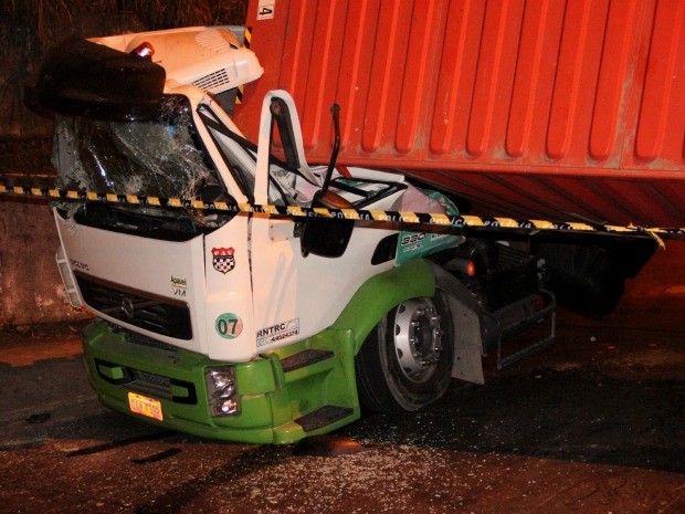 Container esmagou cabine no lado do motorista; condutor saiu com ferimentos leves (Foto: Marcos Dantas/G1 AM)