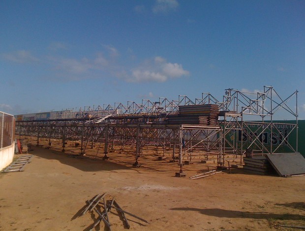 Arquibancadas móveis em fase de instalação no Estádio Nazarenão Goianinha-RN (Foto: Francisco Sobrinho/Divulgação)