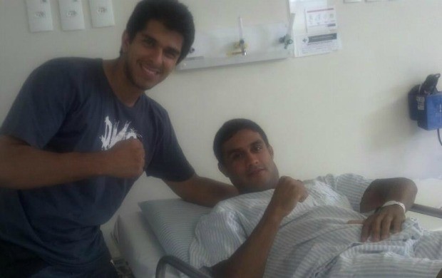 Daniel Mendes (esq), treinador de muay thai, e o lutador de MMA Fábio Denfendenti, que sofreu AVC (Foto: Reprodução/Facebook) Daniel Mendes (esq), treinador de muay thai, e o lutador de MMA Fábio Denfendenti, que sofreu AVC (Foto: Reprodução/Facebook)