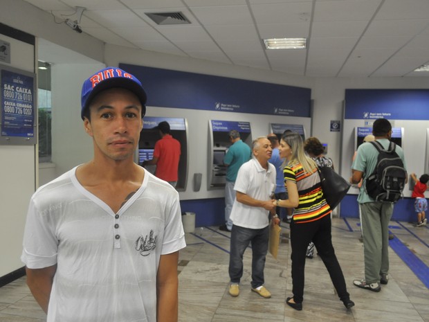 Manuel foi à agência em Poços de Caldas, mas não conseguiu sacar o FGTS (Foto: Lara Cristina/G1) Manuel foi à agência em Poços de Caldas, mas não conseguiu sacar o FGTS (Foto: Lara Cristina/G1)
