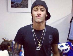 Neymar 'fecha braço' com tatuagem para o centenário (Reprodução / Twitter)