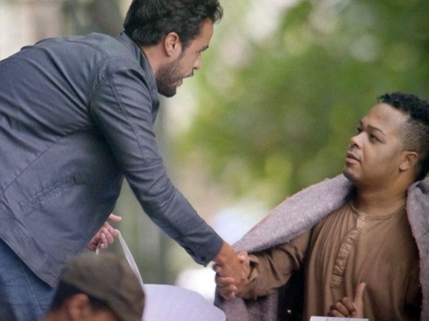 Enrico faz acordo com mendigos (Foto: TV Globo)