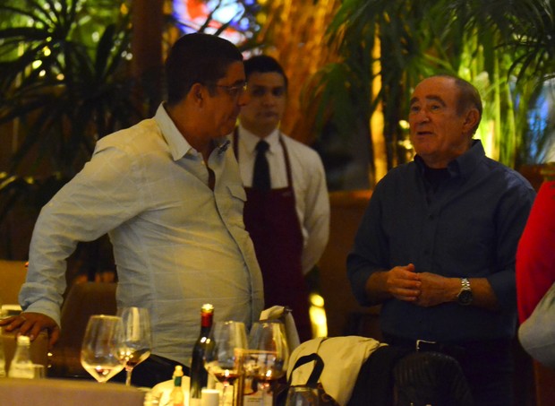 Renato Aragão encontra Zeca Pagodinho em restaurante (Foto: Henrique Oliveira/AgNews)