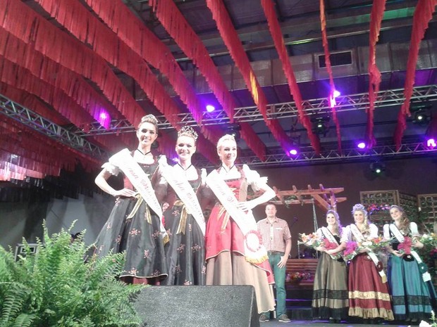 Rainha e princesas da festa foram eleitas em Blumenau (Foto: Oktoberfest/Divulgação)