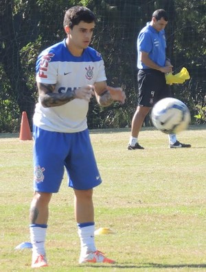 Fagner vê garotos da base do Timão mais 