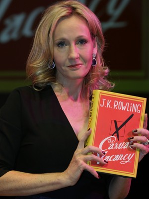 A britânica J.K. Rowling lança o livro 'The casual vacancy' (Foto: AP/Lefteris Pitarakis)