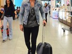Ex-BBB Rodrigão usa look justinho em aeroporto