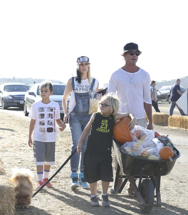Gwen Stefani e o marido, Gavin Rossdale, com os filhos Zuma e Kingston em Los Angeles, nos Estados Unidos (Foto: AKM-GSI/ Agência)