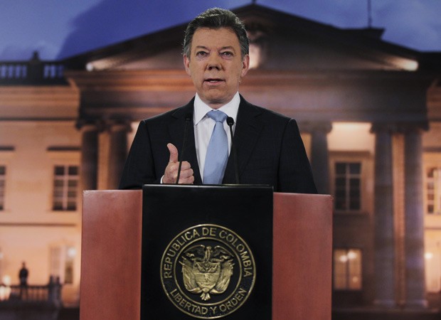O presidente colombiano, Juan Manuel Santos, fala à imprensa na sede do governo, em Bogotá, nesta segunda (27) (Foto: John Vizcaino / Reuters)