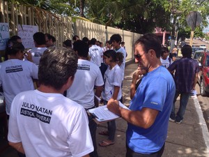 Assinaturas também foram recolhidas durante a manifestação em Macapá (Foto: Abinoan Santiago/G1)