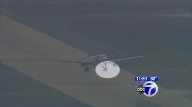 Imagem da emissora WABC mostra o momento da aterrissagem do voo da TAM, com problema no trem de pouso dianteiro (Foto: Reprodução)