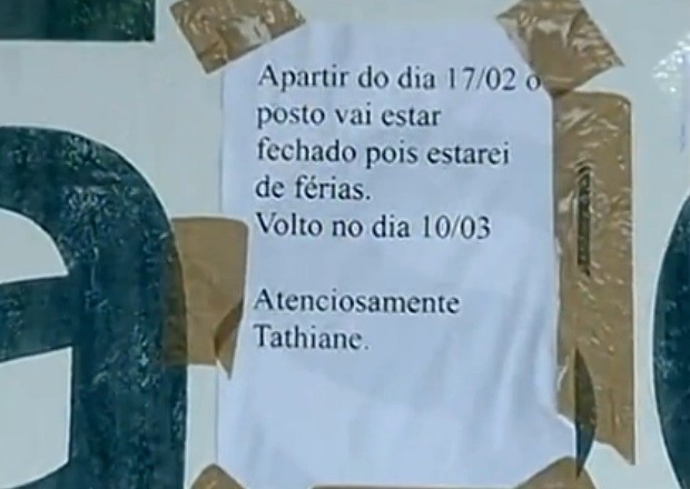 Cartaz colado na parede da agência do Ipasgo informa sobre fechamento temporário em Minaçu, Goiás (Foto: Reprodução/ TV Anhanguera)