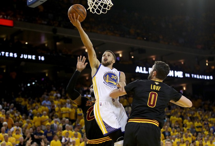 Stephen Curry faz a bandeja e marca mais dois pontos para o Golden State Warriors (Foto: Getty Images)