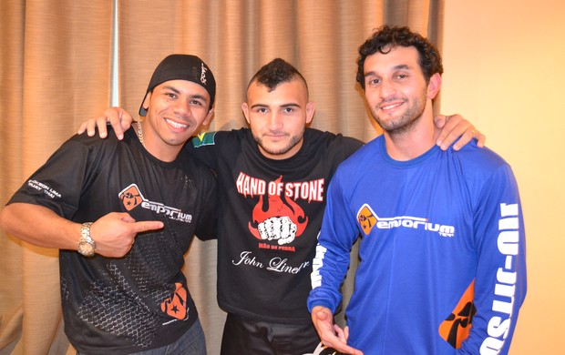 John Lineker com treinadores Eric e Marcelo UFC MMA (Foto: Ivan Raupp)