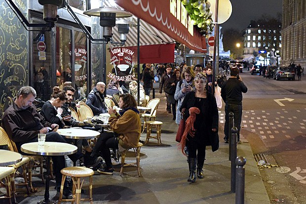 Parisienses voltaram a ocupar cafés três dias após atentados de 13 de novembro (Foto: Adrien Morlent/AFP)