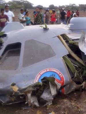 Avião da Força Aérea Colombiana cai e mata 11 militares (Força Aérea Colombiana / via Reuters)
