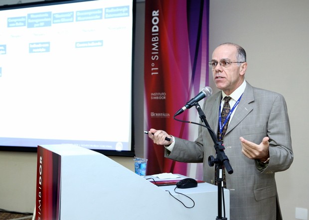 O neurocirurgião Claudio Fernandes Corrêa participa de palestra no Simbidor. (Foto: Mauricio Burim/Divulgação)