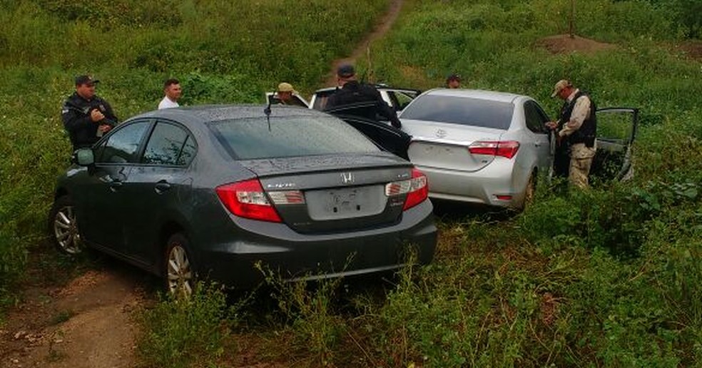 Polícia Militar localizou três carros abandonados pelos criminosos (Foto: Divulgação/PM)