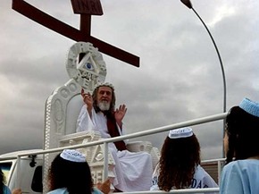 Contra voto obrigatório, Inri Cristo desfila em carro aberto em Brasília |  Distrito Federal | G1