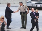 Elton John e David Furnish são vistos saindo de Tribunal