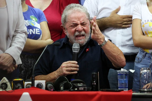 O ex-presidente Lula durante coletiva de imprensa na sexta-feira, dia 4, após ação da PF na Operação Aletheia (Foto:  EFE/LEO BARRILARI)