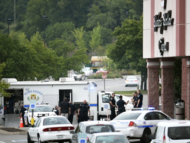 Policiais são vistos ao lado de veículo de esquadrão anti-bomba fo lado de fora do complexo de cinemas Carmike Hickory 8, no subúrbio de Antioch, em Nashville, após tiroteio no local, na quarta (5) (Foto: George Walker IV/The Tennessean via AP) Policiais são vistos ao lado de veículo de esquadrão anti-bomba fo lado de fora do complexo de cinemas Carmike Hickory 8, no subúrbio de Antioch, em Nashville, após tiroteio no local, na quarta (5) (Foto: George Walker IV/The Tennessean via AP)