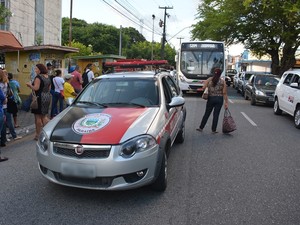 ônibus foi apedrejado em João Pessoa (Foto: Walter Paparazzo/G1)
