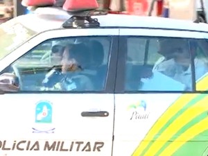 Peritos pegam carona com policiais militares (Foto: Reprodução/TV Clube)