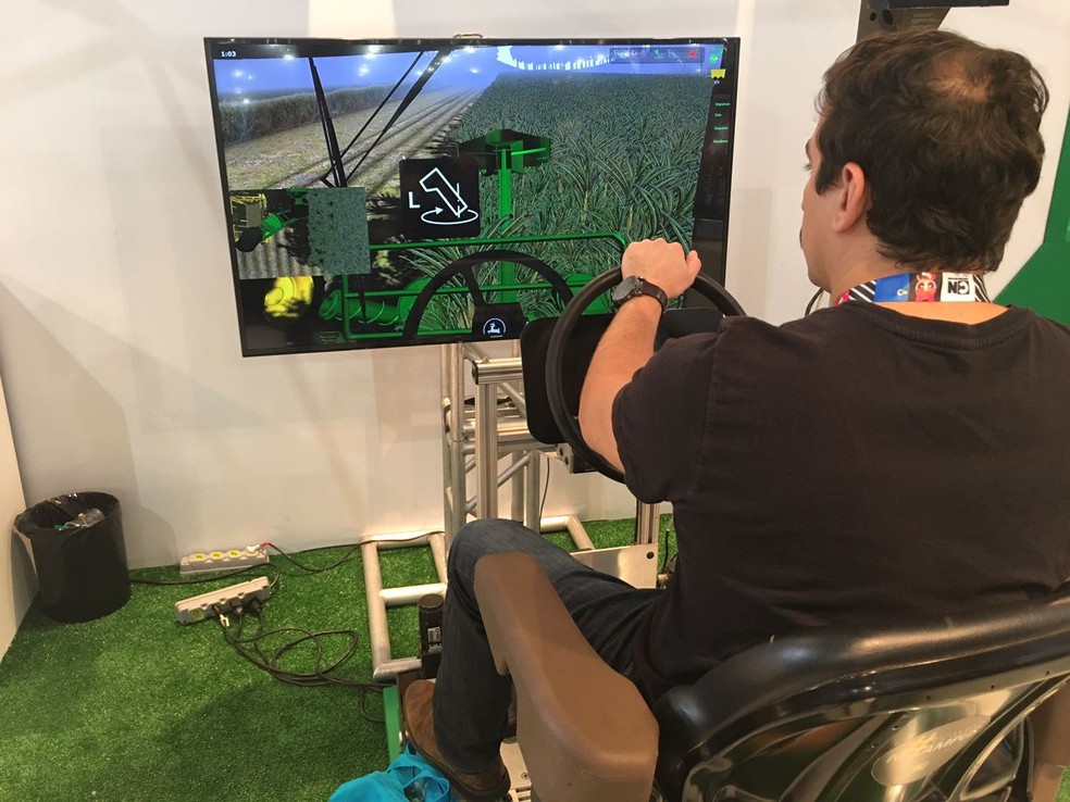  Jovem usa simulador de máquina colhedora de cana-de-açúcar da John Deere na Campus Party 2017. (Foto: Helton Simões Gomes/G1)