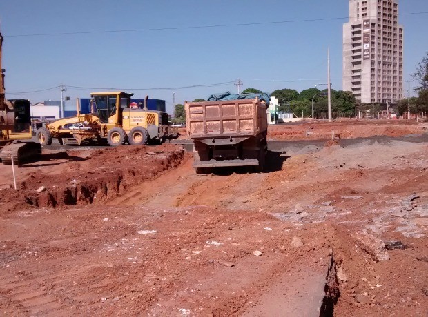 Rotatória em obras fica em frente ao Círculo Militar, em Cuiabá (Foto: Robson Boamorte/GLOBOESPORTE.COM) Rotatória em obras fica em frente ao Círculo Militar, em Cuiabá (Foto: Robson Boamorte/GLOBOESPORTE.COM)