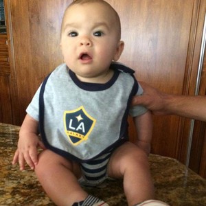 Talon, filho de Landon Donovan, com babador do Los Angeles Galaxy (Foto: Reprodução do Facebook)