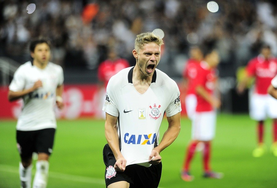 SAO PAULO - SP - 21/11/2016 - BRASILEIRO A 2016/CORINTHIANS X INTERNACIONAL  - Marlone do Corinthians comemora seu gol durante partida contra o  Internacional pelo Campeonato Brasileiro A 2016 na Arena Corinthians.