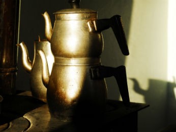 Na Turquia, o chá é preparado com uma chaleira de dois andares. Embaixo, com água fervente, e em cima, com um chá bem concentrado. Na hora de servir, deve-se misturar o conteúdo das duas chaleiras (Foto: Daniele Lieuthier / Arquivo pessoal)