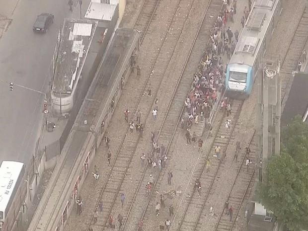 Passageiros seguiram viagem pela linha férrea após descarrilamento (Foto: Reprodução/TV Globo)