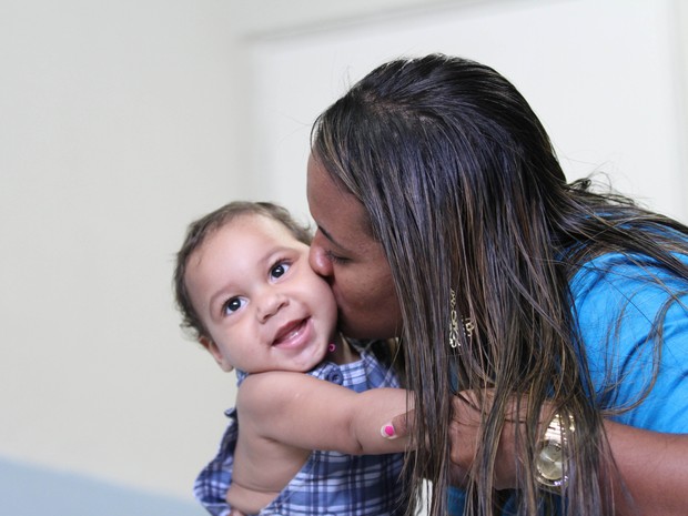 Germana Soares, mãe de Guilherme, que possui microcefalia (Foto: Aldo Carneiro/Pernambuco Press)